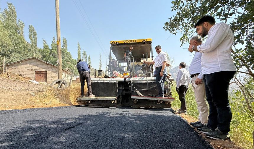 Şemdinli'de yollar sıcak asfalta kavuştu