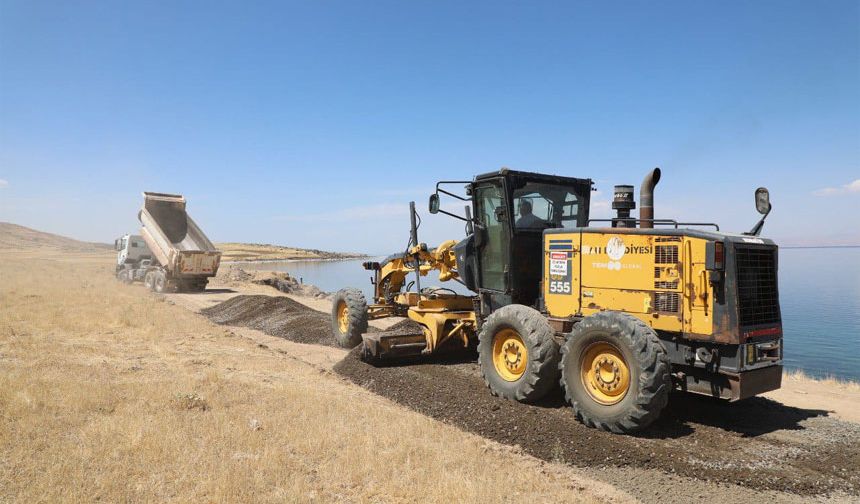 Van Tuşba'da sahil yolu çalışmaları sürüyor
