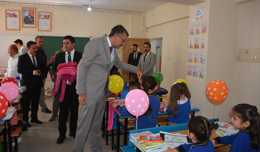 Vali Çelik’ten minik öğrencilere eğitim desteği