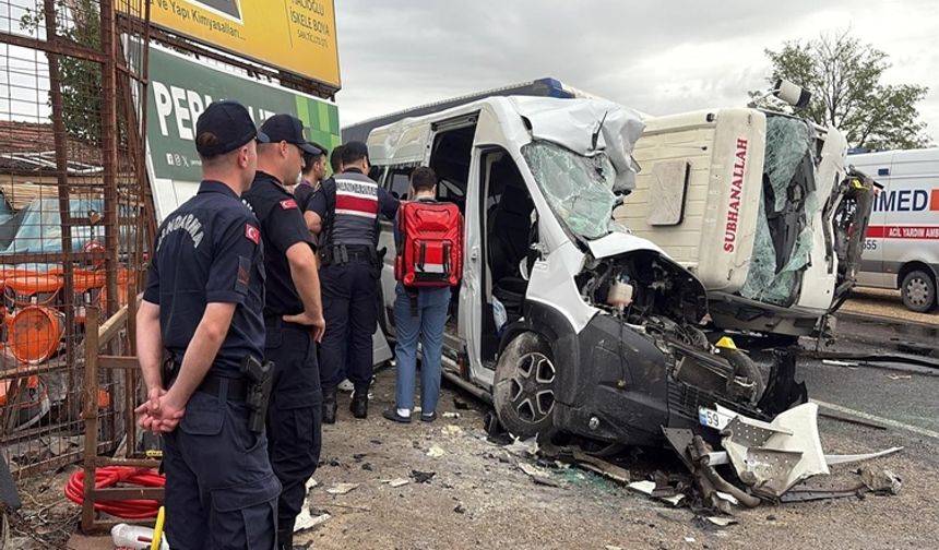 Tekirdağ'da feci kaza: 3 ölü, 7 yaralı