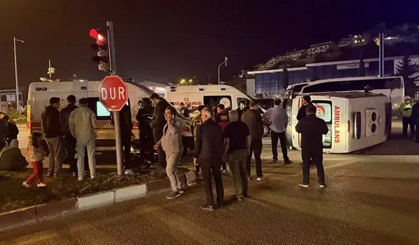 Vakaya giden ambulans devrildi: 3 yaralı