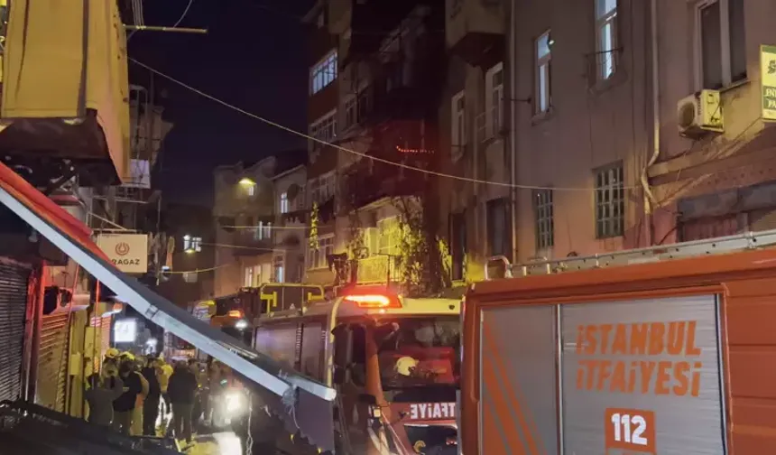 Kız isteme töreninde atılan havai fişek evi yaktı