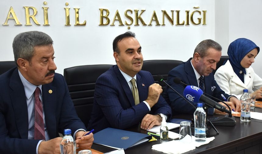 Bakan Kacır, AK Parti Hakkari İl Başkanlığı'nda konuştu