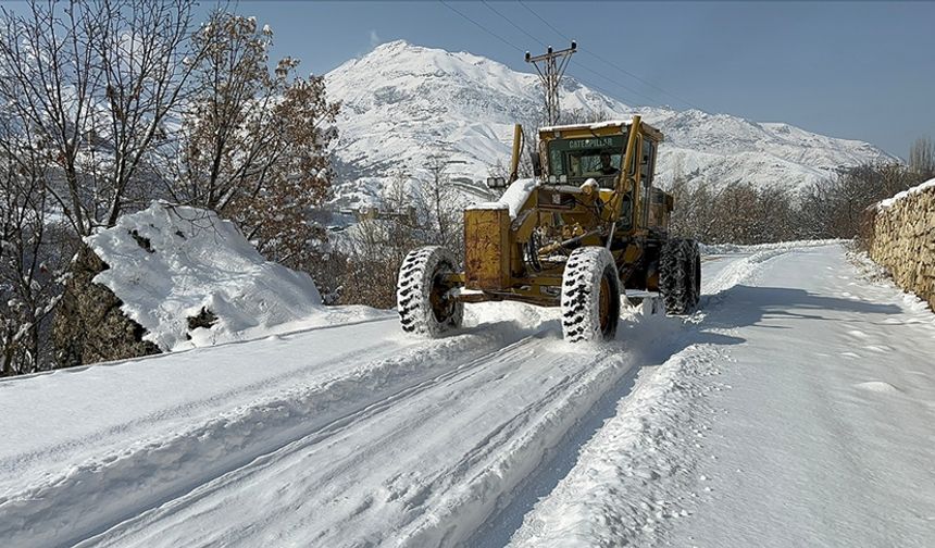 Hakkari’de 43 yerleşim yerinin yolu kapandı