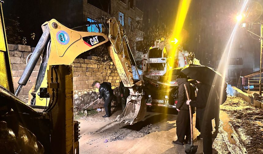 Yüksekova Belediyesi ilçe genelinde taşkınlara müdahale etti