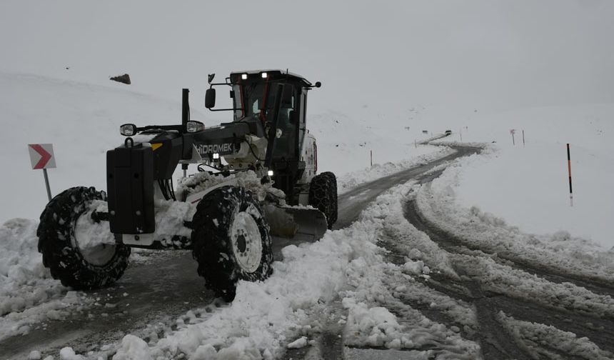 Hakkari’de kar engeli: Yollar kapandı, hayat zorlaştı