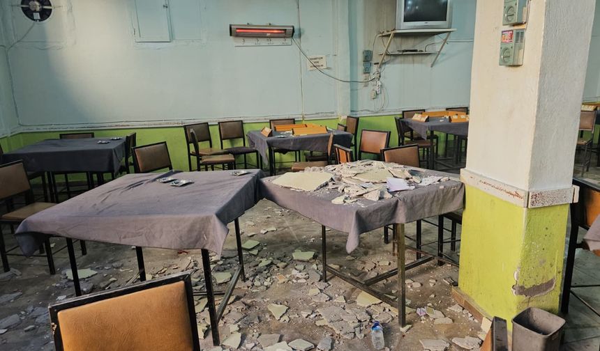 Tavandan kopan sıva parçaları 2 kişiyi yaraladı