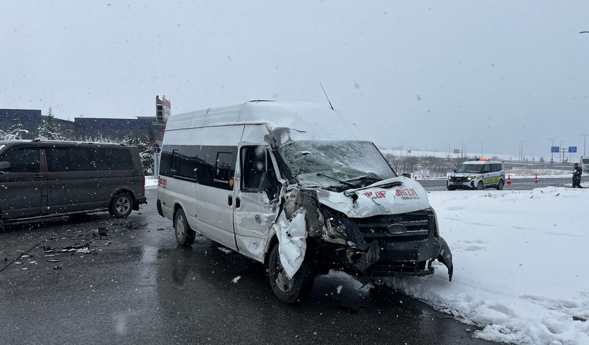 İşçi servis minibüsü, TIR'a çarptı: 11 yaralı