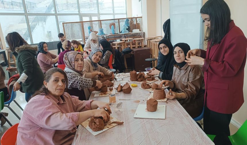 Hakkari’de kadınlara yönelik kil ve seramik atölyesi düzenlendi