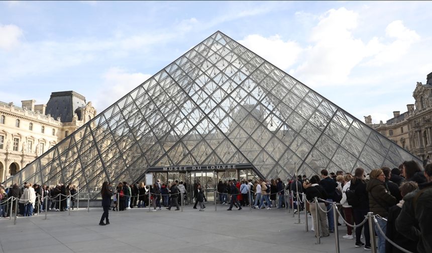 Louvre personeli kötü koşullar nedeniyle greve hazırlanıyor