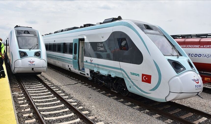 TÜRASAŞ yerli iki tren  iki lokomotifi teslim etti