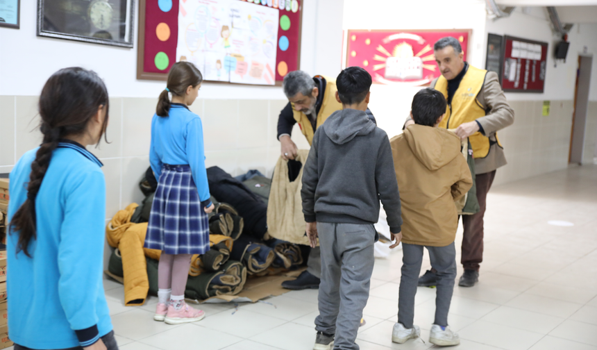 Van'da 2 bin öğrenciye bot ve mont yardımı yapıldı