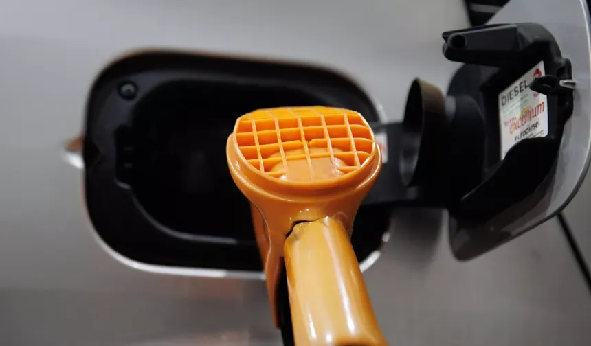 Benzinin litre fiyatı 2 TL düştü