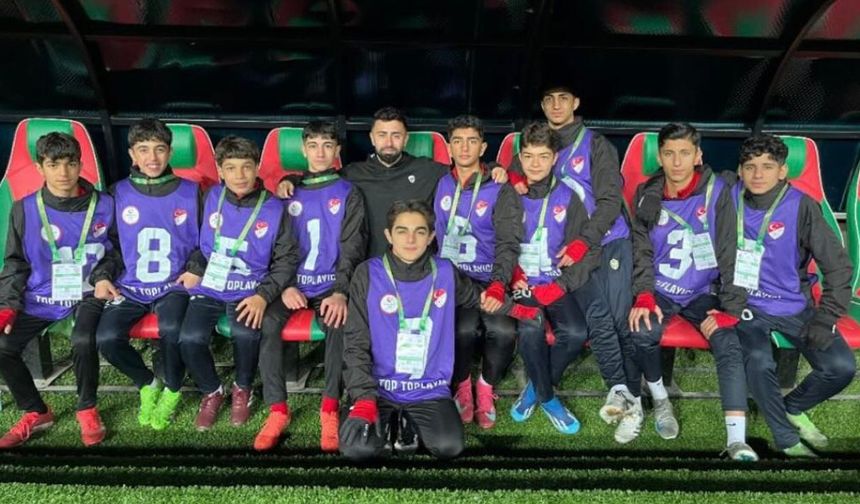 Hakkarili Çekdar Orhan’dan çocuklara jest