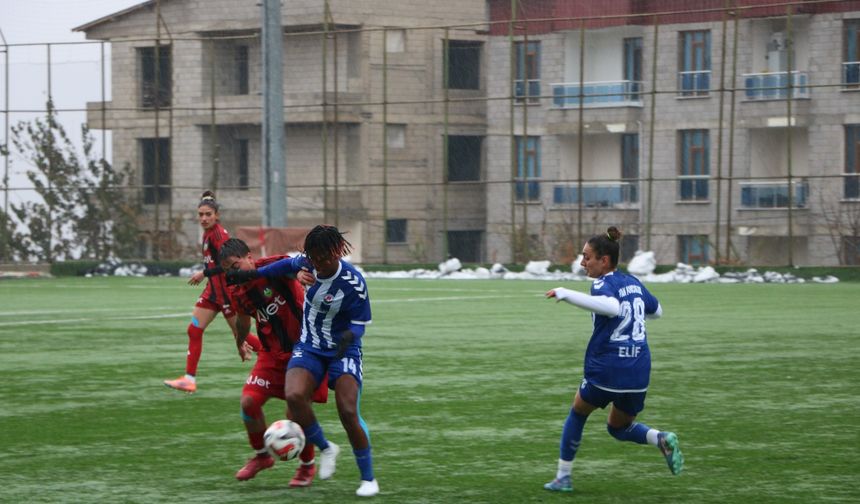 Hakkari derbisinde sevinen taraf Yüksekovaspor oldu