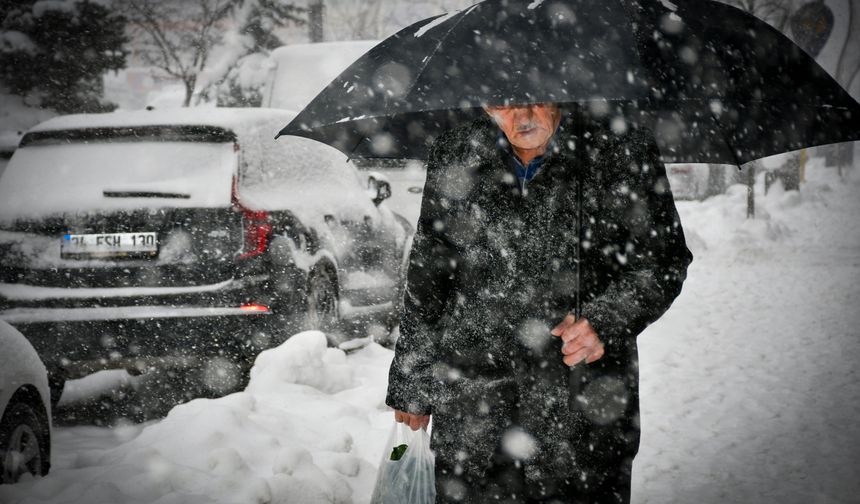 Hakkari'de kar ve soğuk hava etkisini sürdürüyor