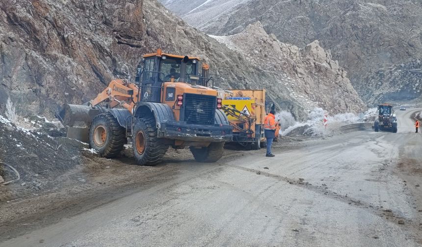 Hakkari Yüksekova karayolunda heyelan