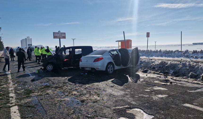 Otomobil ile hafif ticari araç çarpıştı; 12 yaralı