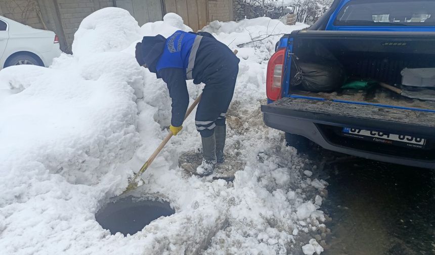 Kanalizasyon ekiplerinden kışa meydan okuyan mesai