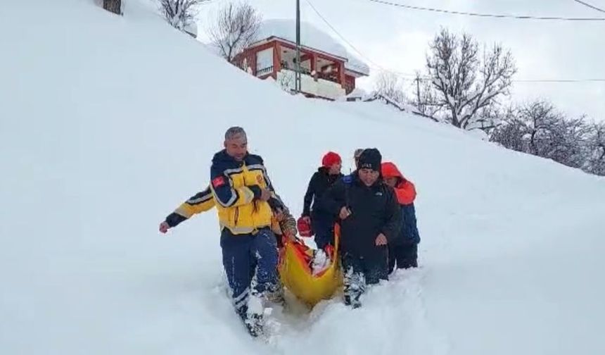 KOAH hastası, karda sedyeyle taşınarak ambulansa ulaştırıldı