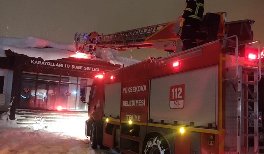 Yüksekova’da çatı ve üst geçitlerde kar temizliği