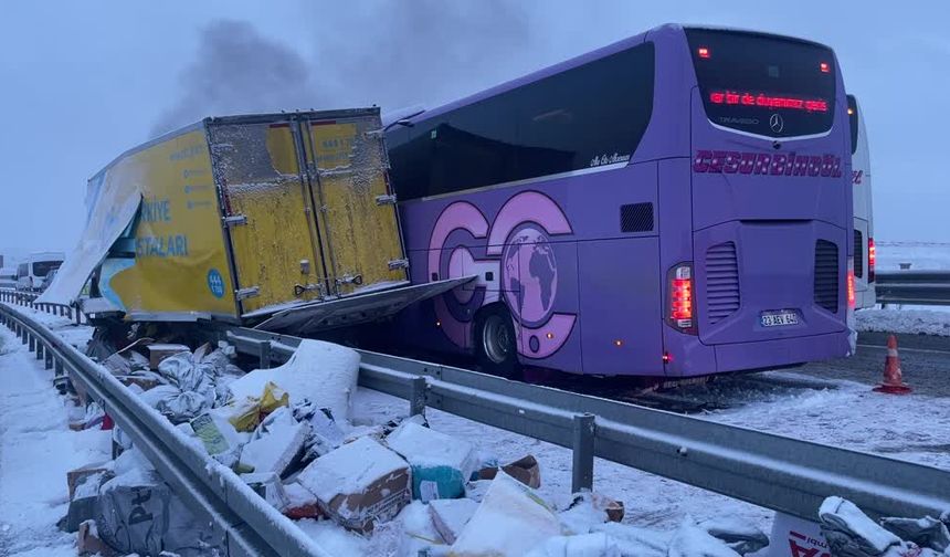 Yolcu otobüsü kargo kamyonuna çarptı: 9 yaralı