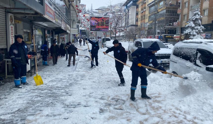 Hakkari’de kar mesaisi: Belediye ekipleri sahada