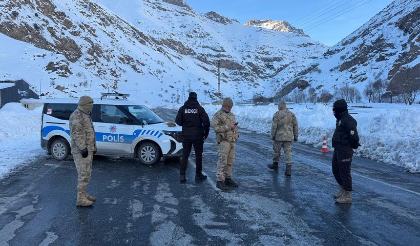 Van-Çatak kara yolu kontrollü olarak ulaşıma açıldı
