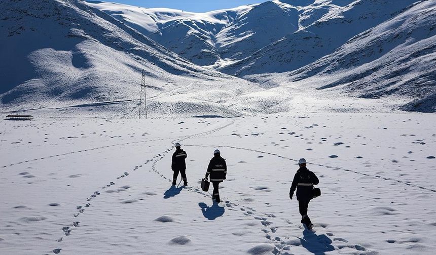 VEDAŞ’ın fedakar çalışanı 30 yıldır karlı dağlarda görevde