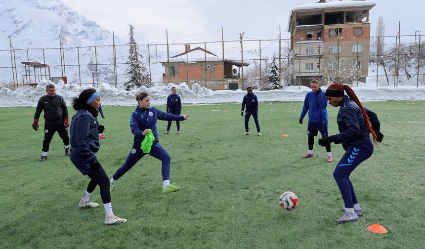Afrikalı sporcular soğuk havada Hakkari'de ter döküyor