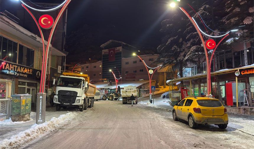 Çukurca Belediyesi'nden karla mücadele çalışması