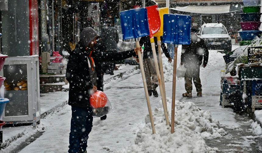 Hakkari’de kar yağışı hayatı olumsuz etkiliyor