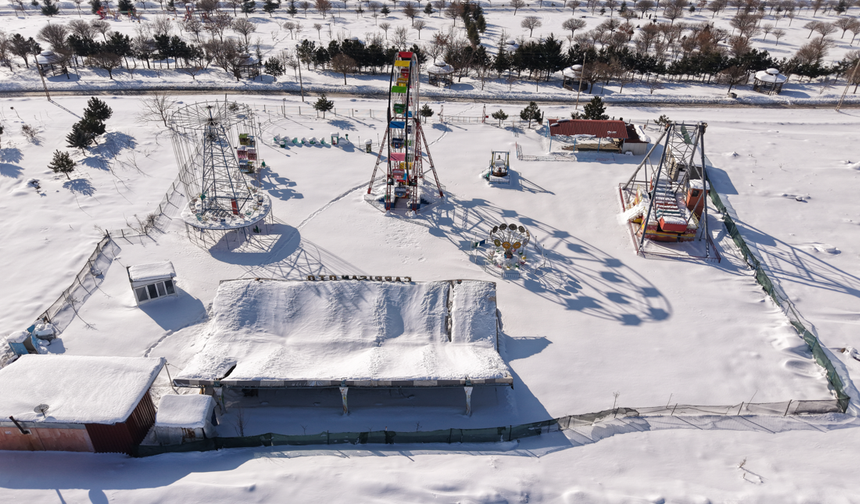 Lunaparktaki bir oyun alanının çatısı çöktü