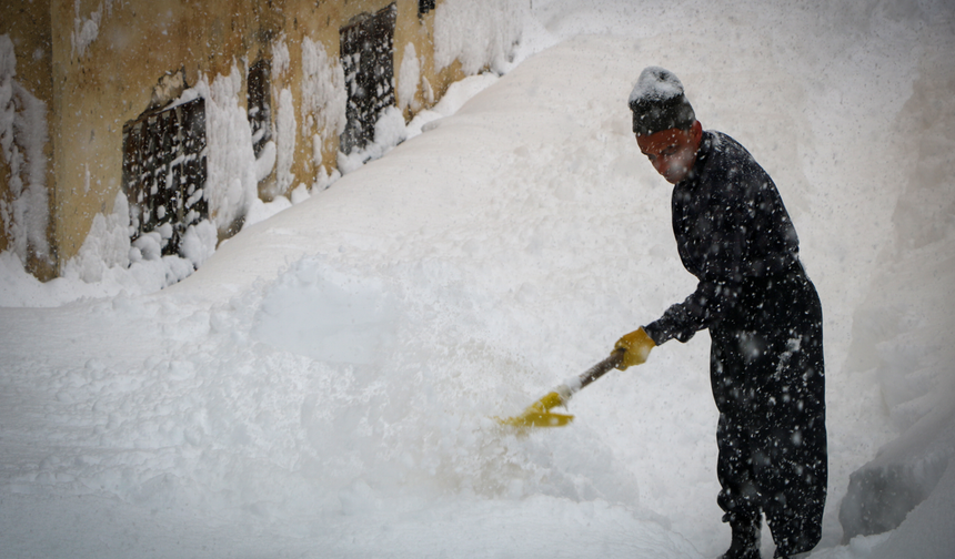 Hakkari'de araçlar ve evler kara gömüldü