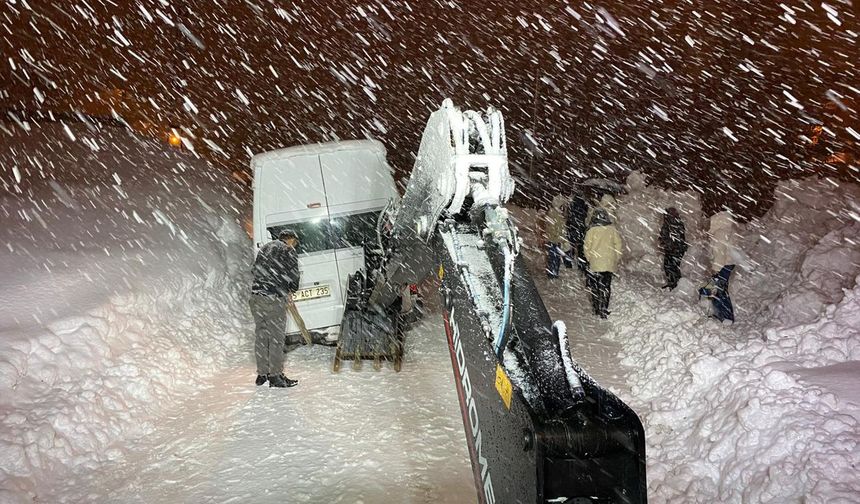 Hakkari'de kar ve tipide mahsur kalan minibüs kurtarıldı