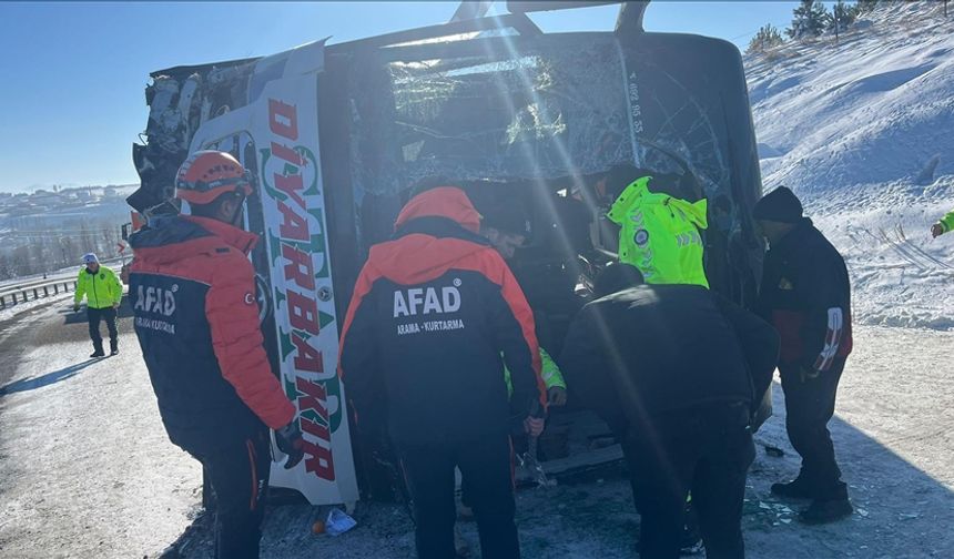 Kars'ta devrilen yolcu otobüsündeki 17 kişi yaralandı