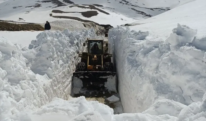 Kar kalınlığının 4 metreye ulaştığı köy yolu açıldı
