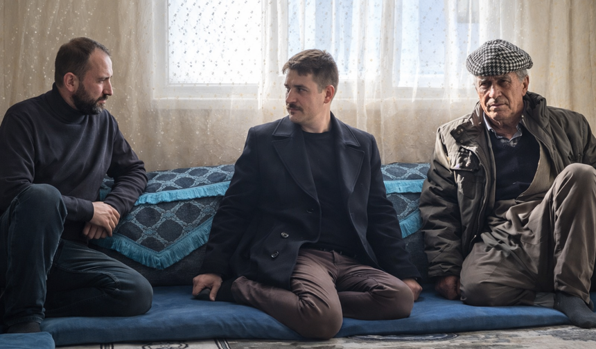 Kaymakam Cebeci köy halkıyla bir arada