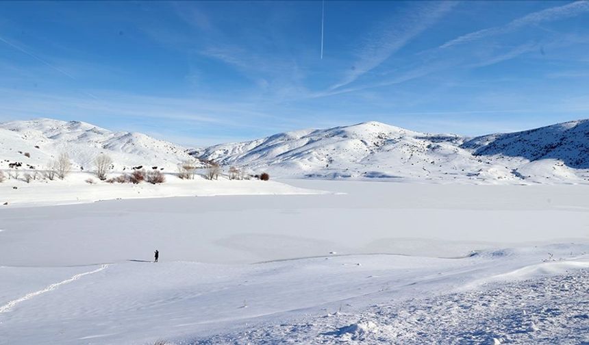 Sivas'ta Yıldız Göleti'nin yüzeyi buz tuttu