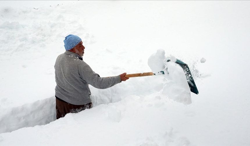 Kar bir metreyi aştı, köylüler kürekle mesai yapıyor