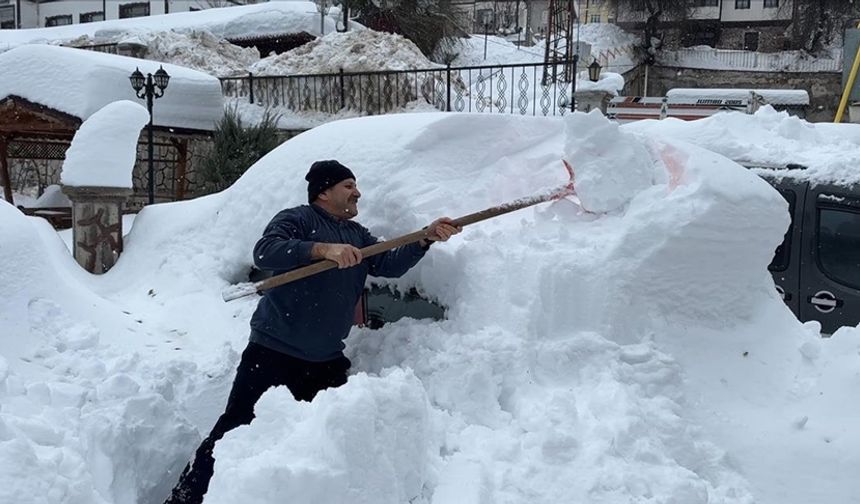 Küreliler kar altında kalan araçlarını arıyor
