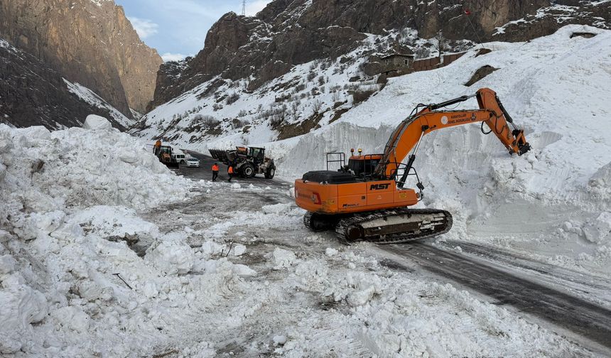 Hakkari’de Karayolları ekiplerinden yol genişletme çalışması