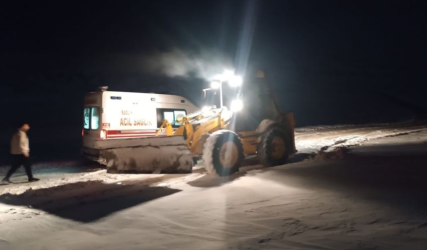 Yolu kapalı mezrada KOAH hastası hastaneye ulaştırıldı