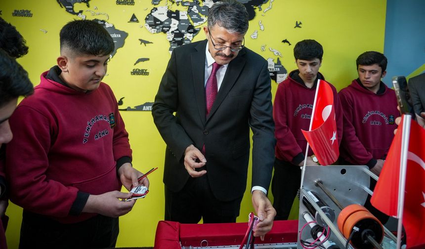 Hakkari Valisi Çelik’ten Yüksekova'ya okul ziyareti