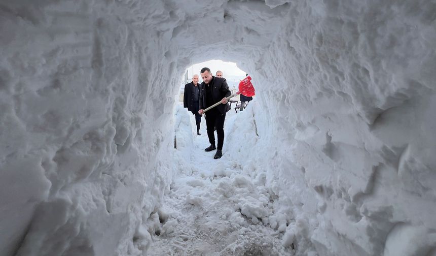 Yüksekova'da esnaf dükkanının önüne kardan tünel açtı