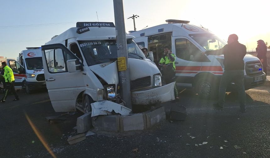 Tarım işçilerini taşıyan minibüs direğe çarptı: 15 yaralı