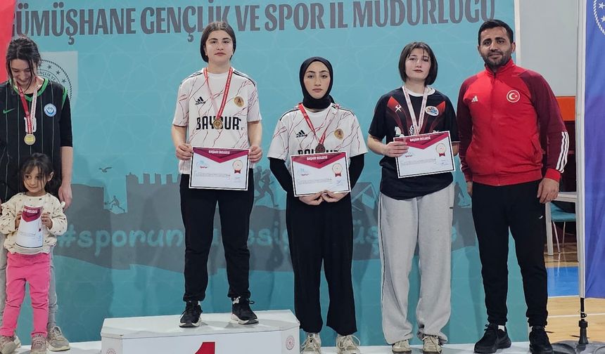 Hakkâri bilek güreşinde bölgeye damga vurdu