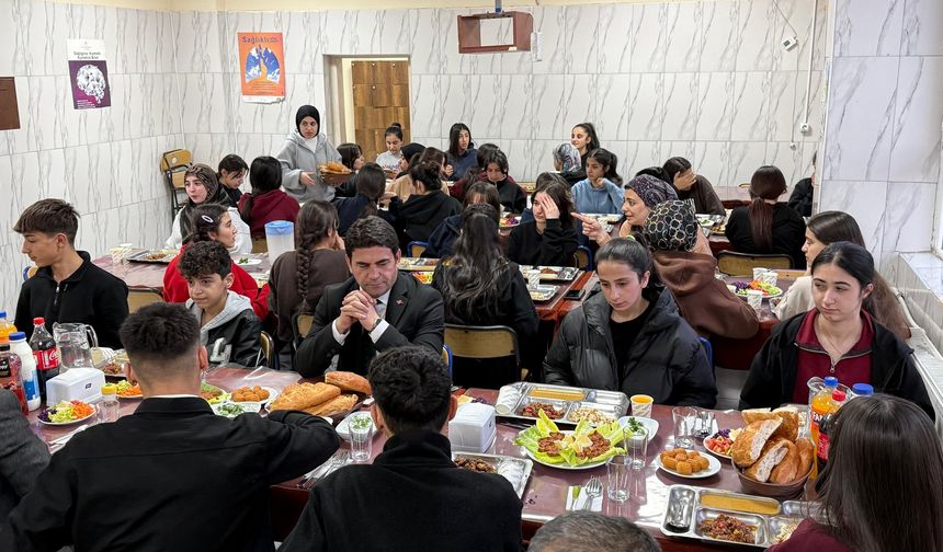 Hakkarili öğrenciler iftarda buluştu