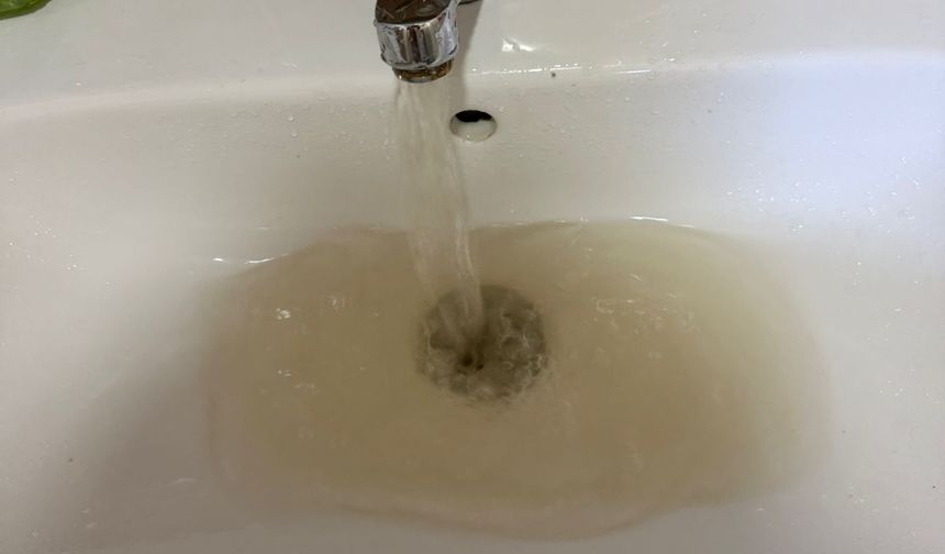 Hakkari’de musluklardan çamur aktı; vatandaş tepkili