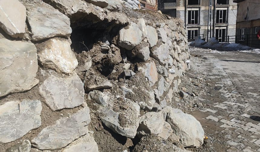 Hakkari’de mahalleli tedirgin: Duvar her an yıkılabilir